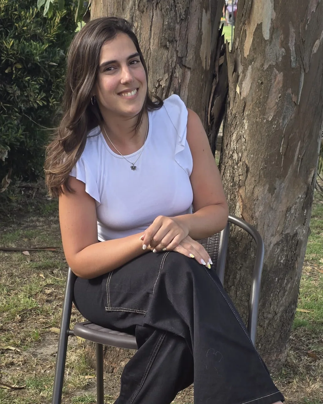 Lic. Natalia López, psicóloga, sonriendo al aire libre